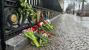 Blumen liegen am Zaun der Russischen Botschaft in Berlin: Bei einem Anschlag auf das Veranstaltungszentrum Crocus City Hall ist die Zahl der Toten nach Angaben der Ermittler weiter gestiegen. Foto: Ilja Roschkow/Russische Botschaft Berlin/dpa