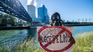 Umweltaktivisten haben am Samstag gegen das gerade in Betrieb genommene Kraftwerk Datteln 4 protestiert. Foto: dpa/Guido Kirchner