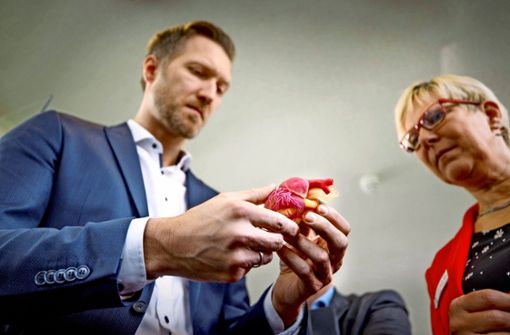 Daniel Terzenbach, Mitglied im Vorstand der Bundesagentur für Arbeit, hält das Modell eines Kinderherzens in der Hand, das aus einem 3-D-Drucker stammt. Foto: Gottfried Stoppel/Gottfried Stoppel