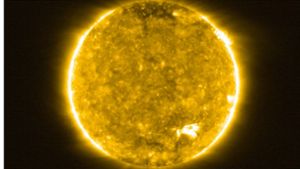 Solar Orbiter’s erster Blick auf die Sonne: Das  Bild der Sonne zeigt bei einer Wellenlänge von 17 Nanometer, was im extremen ultravioletten Bereich des elektromagnetischen Spektrums liegt Foto: dpa/Solar Orbiter