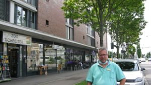 Für den Inhaber des Zoofachgeschäfts Ulrich Meißner wäre ein  Wegfall der Parkplätze entlang der Stuttgarter Straße existenzbedrohend. Foto: Eva