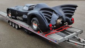Ein „Batmobil“ von 1989 aus „Batman“ steht am 5. März 2024 in Untermünkheim bei der zollrechtlichen Abfertigung auf einem Anhänger. Foto: Hauptzollamt Heilbronn/dpa