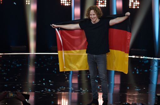 Glücklich mit Deutschlandfahne. Michael Schulte fährt für Deutschland zum Eurovision Songcontest nach Lissabon. Foto: Getty