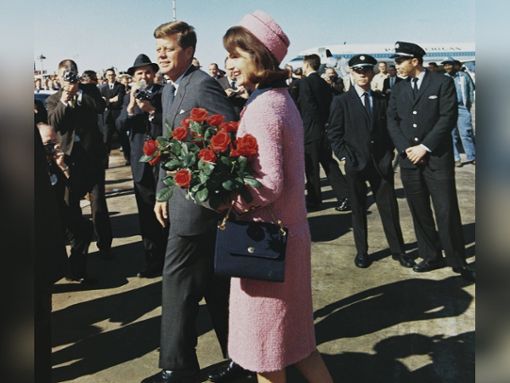 John F. Kennedy und seine Frau Jackie bei ihrer Ankunft in Dallas. Foto: imago/Cinema Publishers Collection