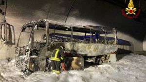 Auf Fotos war der vollständig ausgebrannte Bus zu sehen, umringt von Massen an Löschschaum. Foto: dpa/--