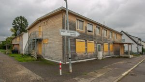 Die Flüchtlingsunterkunft an der Bahnlinie in Zell muss derzeit nicht belegt werden, was der Stadt Esslingen erst einmal manche Probleme erspart. Foto: Roberto Bulgrin