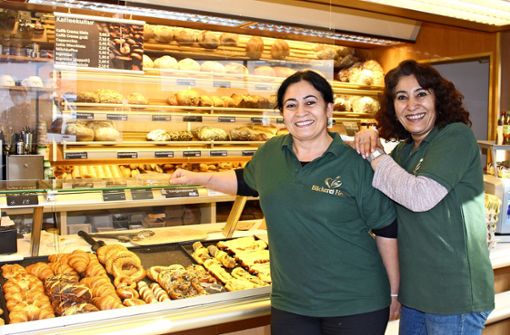 Die türkischen Schwestern Fadik Düzgören (links) und Münevver Demirbas sind ehemalige Mitarbeiterinnen der Bäckerei Lang. Die Kette hatte im Oktober 2018 Insolvenz angemeldet. 2019 wagten sich die beiden Frauen in die Selbstständigkeit. Foto: /Caroline Holowiecki