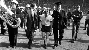 Uwe Seeler nach dem verlorenen Endspiel der WM 1966 in England. Foto: Sven Simon/Sven Simon