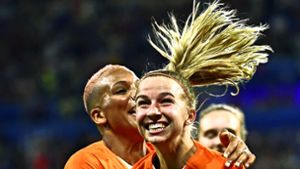 Ihr Jubel ging um die Welt:Hollands Mittelfeldspielerinnen  Shanice van de Sanden  (links) und Jackie Groenen freuen sich über den Einzug ins Finale. Foto: AFP/Franck Fiff