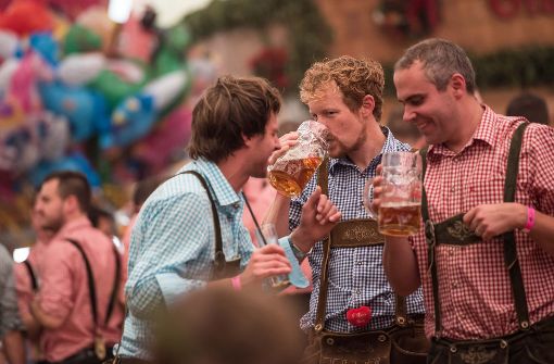 In den Bierzelten auf dem Cannstatter Volksfest scheint es einen klaren Dresscode zu geben – zumindest, wenn der Besucherandrang groß ist. Foto: Lichtgut/Max Kovalenko