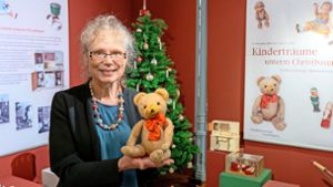 Birgit Knolmayer zeigt Weihnachtsgeschenke aus 100 Jahren. Foto: Jürgen Bach