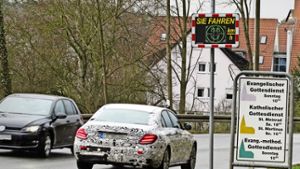 Von der Geschwindigkeitsanzeigetafel an der Nürtinger Straße sind die  Autofahrer eher selten  so beeindruckt wie in diesem Fall. Foto: Claudia Barner