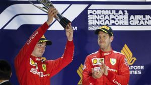 Zwischen den Ferrari-Piloten Charles Leclercc (li.) und Sebastian Vettel geht es nicht immer harmonisch zu. Foto: AP/Vincent Thian