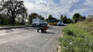 Der Kinderwagen blieb nach dem Unfall auf der Straße liegen. Hinten auf dem Gehweg der weiße Transporter, der ihn erfasst hatte. Foto: SDMG/SDMG / Schulz