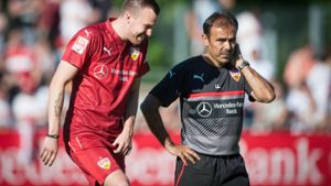 Auch Kevin Großkreutz scheint sich auf die 2. Liga mit dem VfB Stuttgart zu freuen. Foto: dpa