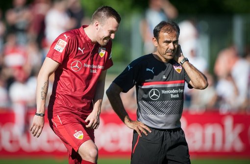 Auch Kevin Großkreutz scheint sich auf die 2. Liga mit dem VfB Stuttgart zu freuen. Foto: dpa
