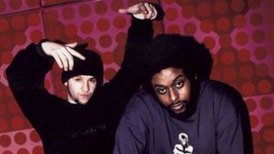 Thomilla und Afrob (rechts) beim Videodreh zu „Get Up“ in der Spiegelkantine in Hamburg, circa 1999. Foto: Benztwon Records