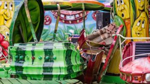 Bei voller Fahrt löst sich beim Straßenfest in Neckarrems eine Karussell-Gondel aus der Verankerung. Foto: dpa