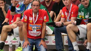 Geht zum Coachen auch mal auf die Knie: Göppingens neuer Trainer Rolf Brack. Foto: Baumann