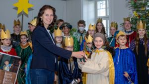 Ludwigsburgs Bürgermeisterin Andrea Schwarz überreicht eine Spende. Foto: privat