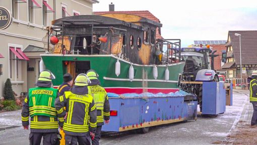 Der Umzugswagen brannte durch das Feuer ab. Foto: IMAGO/Einsatz-Report24/IMAGO/EinsatzReport24