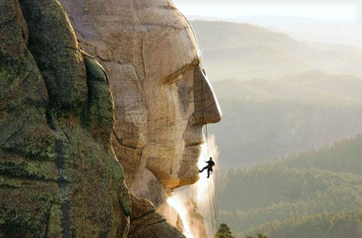 Ein Mitarbeiter der Firma Kärcher reinigt das Gesicht des ersten US-Präsidenten George Washington am Mount Rushmore Foto: /r