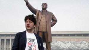Der russische Designer Artemy Lebedev vor einer Statue des ehemaligen nordkoreanischen Diktators Kim Il Sung   Foto:  Foto: Art.-Lebedev-Studio