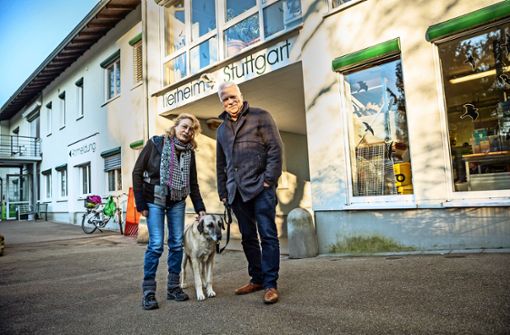 Gabriele Munk und Andreas G. Winter mit der braven Bruna Foto: Lichtgut/Julian Rettig