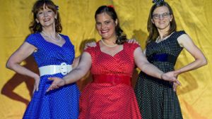 Perlenkette, Pünktchenkleider: Maryanne Kelly, Amelie Sturm, Beatrice Michalski (von links) Foto: Tobias Metz