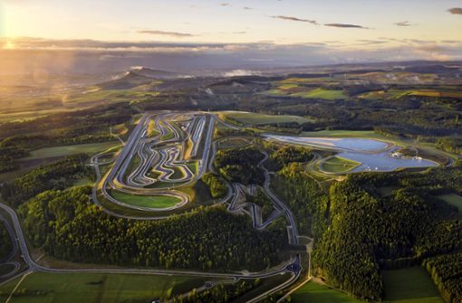 Das Daimler-Gelände in Immendingen vereint auf 520 Hektar Fläche gut 30 Prüf- und Teststrecken. Links: Die „On-Board-Unit“, die mm-lab liefert. Foto: z