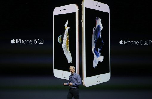 Wird für Apple-Chef Tim Cook das iPhone zum Sorgenkind? Foto: dpa