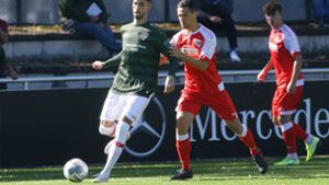 Verstärkung aus dem Profikader: Atakan Karazor (li.) spielte gegen den VfR Aalen für die Regionalliga-Mannschaft des VfB Stuttgart Foto: Baumann