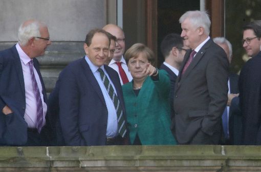 Da geht’s lang: Angela Merkel (CDU) zwischen Alexander Graf Lambsdorff (FDP) und Horst Seehofer (CSU). Foto: dpa