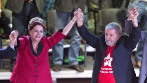 Die brasilianische Präsidentin Dilma Rousseff und der frühere Präsident Luiz Inacio Lula bei einer Veranstaltung in Sao Paulo. Lula muss womöglich in U-Haft. Foto: dpa