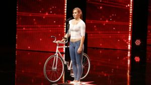 Viola Brand steht mit ihrem Kunstrad auf der Bühne von „Das Supertalent“. Foto: MG RTL D / Morris Mac Matzen