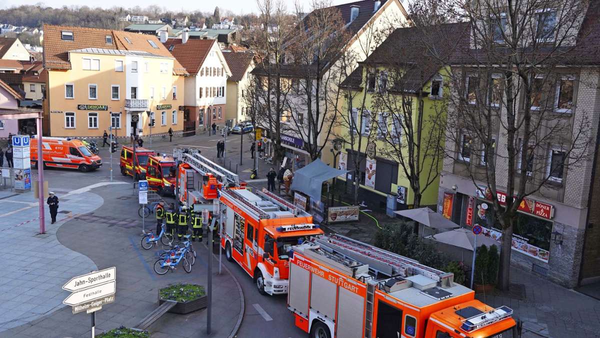 Polizeieinsatz in Stuttgart-Feuerbach: Rätsel um zwei Tote nach Wohnungsbrand