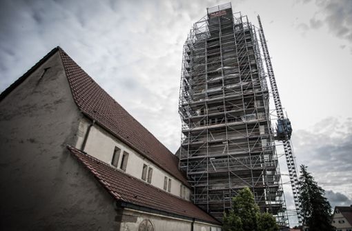 Der Kirchturm ist eingerüstet. Foto: Eibner-Pressefoto/Jürgen Biniasch