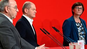 SPD-Kanzlerkandidat Olaf Scholz (Mitte) und die beiden Vorsitzenden Norbert Walter-Borjans und Saskia Esken. Foto: AFP/TOBIAS SCHWARZ