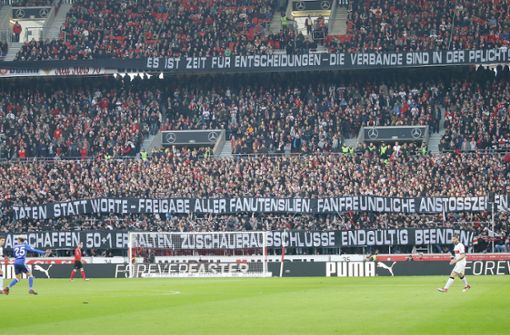 Die Fans des VfB Stuttgart protestieren mit Spruchbändern gegen Kommerzialisierung. Foto: Pressefoto Baumann