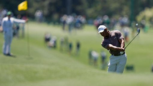 Schreibt erneut Golf-Geschichte: Tiger Woods. Foto: Charlie Riedel/AP/dpa