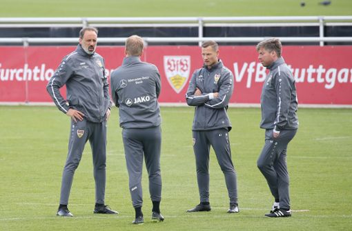Das VfB-Trainerteam bei der Besprechung vor dem Trainingsstart. Foto: Pressefoto Baumann