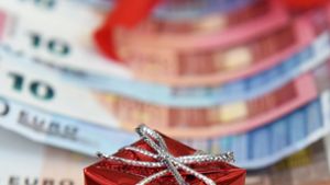Dem Vorschlag mit vorgezogenen Weihnachtsgeld-Zahlungen dem Einzelhandel zu helfen, begegnet die Branche skeptisch. Foto: dpa/Jens Kalaene