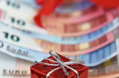 Dem Vorschlag mit vorgezogenen Weihnachtsgeld-Zahlungen dem Einzelhandel zu helfen, begegnet die Branche skeptisch. Foto: dpa/Jens Kalaene