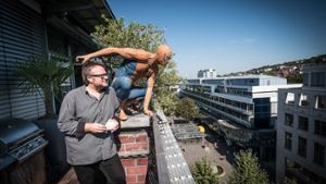 Ben Streubel und sein Spider-Man: Der Comic-Held ziert die Terrasse des Moderators Foto: Lichtgut/Achim Zweygarth