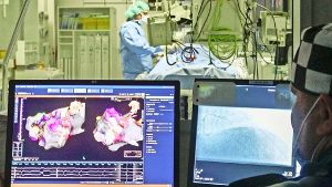 Auf Monitoren werden  Operationen im Herzkatheterlabor überwacht: Das Herz ist auf dem linken Bildschirm schematisch dargestellt. Foto: factum/Bach