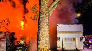 Drei Lastwagen wurden in der Nacht auf Samstag in Stuttgart in Brand gesetzt. Foto: 7aktuell.de/ Alexander Hald