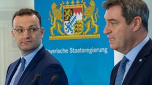 Besonders gefragt sind gerade entschlossen auftretende Politiker wie Bundesgesundheitsminister Jens Spahn (CDU, links) und Bayerns Ministerpräsident Markus Söder (CSU). Foto: dpa/Peter Kneffel