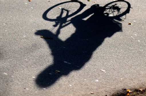 Ein Radfahrer krachte am Freitag in Bietigheim-Bissingen in eine Passantin. Foto: dpa