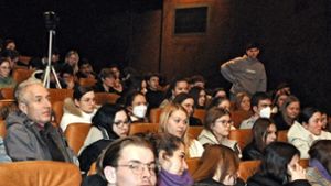 Schülerinnen und Schüler des Plochinger Gymnasiums verfolgen interessiert die  Podiumsdiskussion  im Plochinger Kino. Foto: /Karin Ait Atmane
