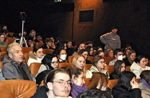 Schülerinnen und Schüler des Plochinger Gymnasiums verfolgen interessiert die  Podiumsdiskussion  im Plochinger Kino. Foto: /Karin Ait Atmane